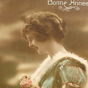 1910er Jahre Postkarte, Edwardian Lady mit Blumen. RPPC Papier Ephemera. Echte Foto Postkarte. Antike Carte Postale. Vintage Glamour Mode