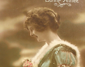 Postal de la década de 1910, dama eduardiana con flores. Papel efímero RPPC. Postal fotográfica real. Carta postal antigua. Moda glamurosa vintage