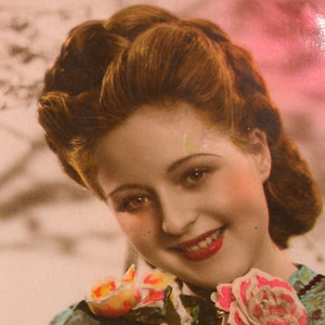 1940er Jahre Französische Postkarte mit Dame mit Blumen. RPPC echte Fotopostkarte, Papier Ephemera. Carte Postale. Vintage Sammlerstück.
