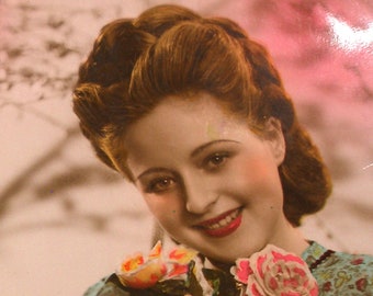 Postal francesa de la década de 1940 con una dama sosteniendo flores. Postal con foto real RPPC, papel efímero. Carta Postal. Coleccionable de época.