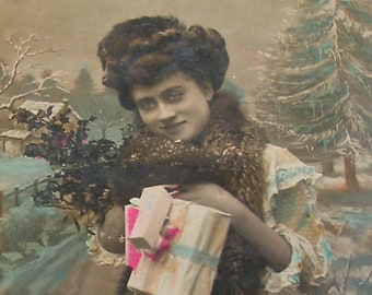 1900s Xmas postcard. Lady with holly & presents. Antique RPPC real photo postcard, Vintage glamour fashion. carte postale