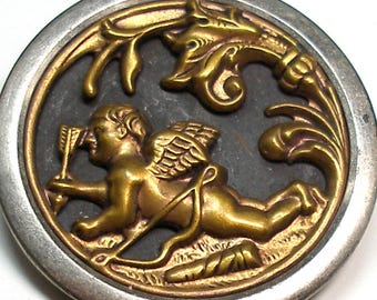 Bottone antico di Cupido. Antico bottone vittoriano raffigurante Eros e un cherubino, 3,8 cm. Cupido a riposo. Mitologia.