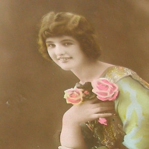 1910er Jahre Antike Postkarte. Dame mit Blumen. RPPC Echtfoto Postkarte. Papier Ephemera. Carte Postale. Vintage Glamour Mode