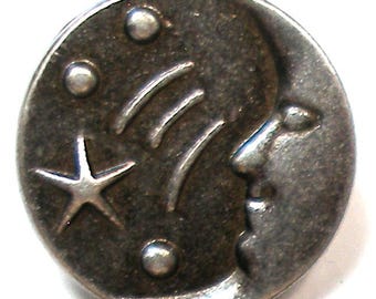 Botón metálico pequeño con forma de media luna y estrella fugaz, 7/16".