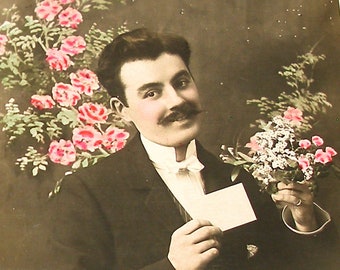 1900er Jahre Französische Postkarte mit Mann, der Blumen hält. RPPC echte Fotopostkarte, Papier Ephemera. Carte Postale. Vintage Sammlerstück. Mode