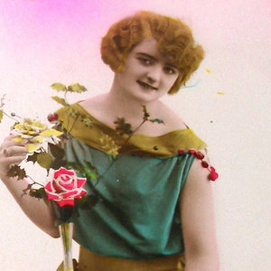 Französische 1920er Jahre Ansichtskarte. Dame mit Blumen. RPPC echtes Foto, Papier Ephemera. Carte Postale. Vintage glamour Mode