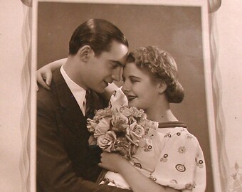 Antikt vykort från 1930-talet. Romantiskt par, Vintagevykort. Glamour. Papperstryck, REA.