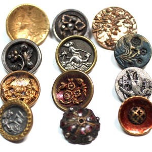 Puede incluir: Una colecci&oacute;n de botones antiguos en varias formas, tama&ntilde;os y colores. Los botones presentan dise&ntilde;os intrincados, incluyendo patrones florales, figuras y formas geom&eacute;tricas. Los colores incluyen oro, plata, bronce y rojo. Estos botones decorativos son ideales para proyectos de costura y manualidades.