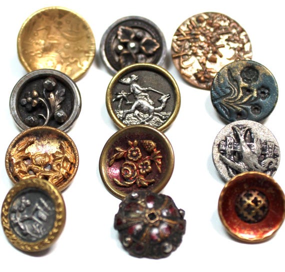Antique BUTTONS, 12 Victorian and vintage mixed lot of metal picture buttons. 19th century.