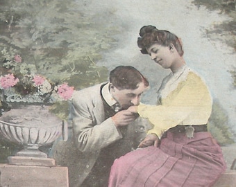 VERKAUF 1900er Jahre Antike Postkarte. Romantisches Paar. Papier Ephemera. Carte Postale. Vintage Sammlerstück.