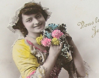 Postal francesa de 1900, dama eduardiana con flores. Postal antigua con foto real de RPPC, papel efímero. Carta Postal. Moda glamour vintage