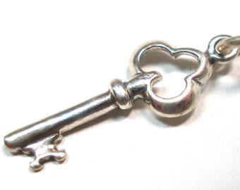 Breloque mini clé squelette en argent sterling. 3/4"