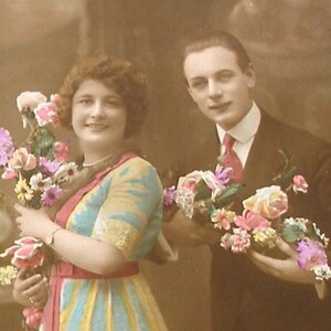 1920er Jahre Paar mit Blumen, französische Postkarte, RPPC. Echtes Foto, Papier Ephemera. Carte Postale. Vintage Sammlerstück. Modeschmuck.