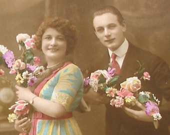 Par med blommor från 1920-talet, franskt vykort, RPPC. Riktigt foto, papperstryck. Carte Postale. Vintage samlarobjekt. Modeglamour.