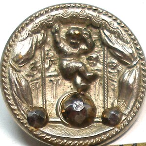 Botão antigo de circo infantil. 1,6 cm (5/8"). Botão ilustrado vitoriano. Latão e aço lapidado. Século XIX.