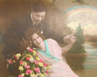 Cartolina francese degli anni '20 con coppia romantica e arcobaleno. RPPC Foto reale, effimera cartacea. Carte Postale. Da collezione vintage.