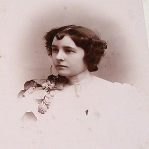 Schwarz-weiß Fotografie des Portraits einer Dame. Papier Ephemera. Pennsylvanien. 19 Jahrhundert