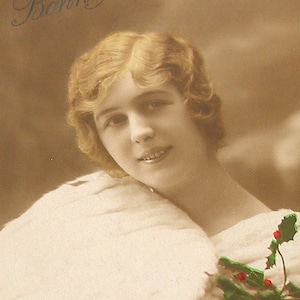 1910er Jahre Urlaubspostkarte. Dame mit Holly & Fell. Antike RPPC echt Foto Postkarte, Papier Ephemera. Vintage Glamour Mode, Carte Postale