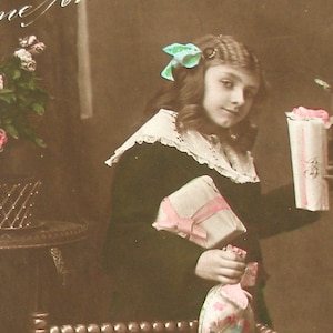 1910s French New Years postcard. Edwardian girl with presents. RPPC real photo postcard, Vintage glamour fashion, carte postale.