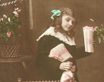 1910er Jahre Französische Neujahrs Postkarte. Edwardian Mädchen mit Geschenken. RPPC echte Fotopostkarte, Vintage Glamour Mode, Carte Postale.