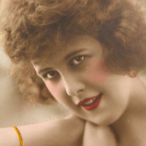 1920er Jahre französische Postkarte. Dame, die ein Armband trägt. RPPC echtes Foto, Papier Ephemera. Carte Postale. Vintage Glamour Mode