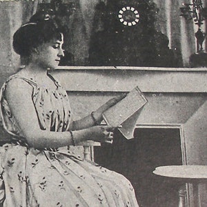 Franse ansichtkaart uit de jaren 1900. Dame aan het lezen.  RPPC-kaart met echte foto, kortstondig papier. vintage kaartpost.