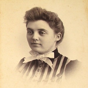 Fotografia de cartão de gabinete, retrato de uma senhora, Ohio. Objetos de papel.