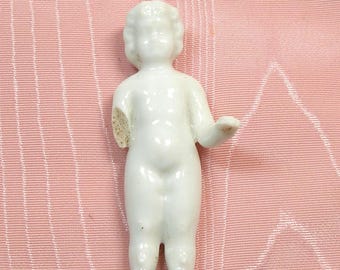 Bambola Frozen Charlotte da 2 3/8" dalla Germania. Porcellana antica. Autentico giocattolo del XIX secolo.
