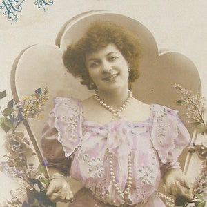 セール アンティーク フランス ポストカード、花を持つエドワード朝の女性、RPPC 実写。Carte Postale。ヴィンテージ グラマー ファッション