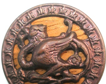 Antieke DRAGON BUTTON, 1800s Victoriaans monster, gevleugeld beest. 1 1/8". Fantastisch wezen. Houten achtergrond.