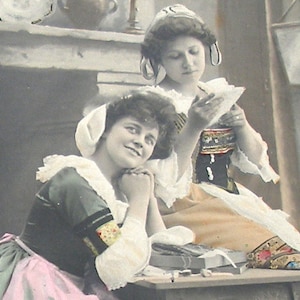 Antyczna pocztówka z lat 10. XX w., Panie czytające listy, pocztówka ze zdjęciem rzeczywistym RPPC. Papierowe pamiątki. Carte Postale.