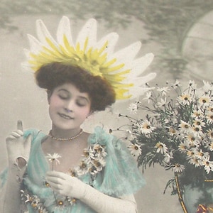 1900s French postcard, Edwardian Lady with daisy hat. RPPC real photo postcard, paper ephemera. Carte Postale. Vintage glamour fashion