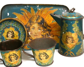 Juego de té eduardiano de juguete, litografía en hojalata, década de 1920, niñas de las flores. 6 piezas. Juguete antiguo.