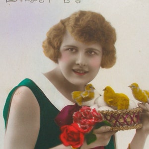 1930er Jahre Französische Postkarte. Dame mit Küken. RPPC echtes Foto, Papier Ephemera. Carte Postale. Vintage Glamour Mode