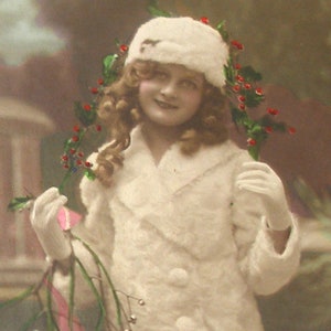 1900er Jahre Französische Neujahrs Postkarte. Edwardian Mädchen mit Stechpalme. RPPC echte Fotopostkarte, Vintage Glamour Fashion Carte Postale.