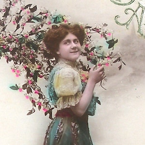 1900er Jahre antike französische Postkarte. Dame mit Blumen. RPPC echtes Foto, Papier Ephemera. Carte Postale. Vintage Glamour Mode