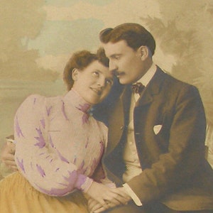 Antyczna francuska pocztówka z lat 1900. Romantyczna para, Vintage Glamour, moda. Papierowe efemerydy.