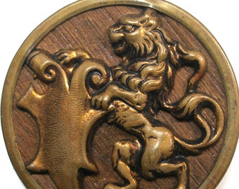 XL antieke heraldische LION BUTTON, Edwardiaanse grote kat met schild. 1 1/2". Houten achtergrond.