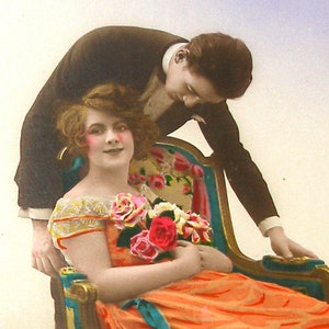 Romantisches Paar aus den 1920er Jahren, französische Postkarte, RPPC. Echtes Foto, Papier-Ephemera. Carte Postale. Vintage-Sammlerstück. Modischer Glamour.