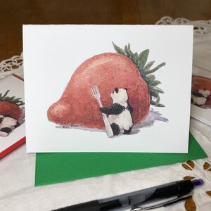 Cartão de nota "Um panda gigante entre frutas vermelhas" (em branco por dentro)
