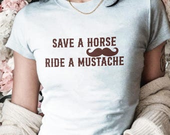 Camiseta de bebé Save A Horse Ride A Mustache, divertida camiseta de vaquera con estética occidental, top corto, atuendo de festival de verano, camiseta de bebé Y2K, regalo para ella