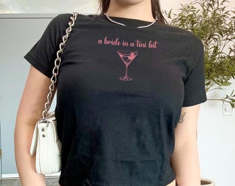 Koszulka dla niemowląt A Bride In A Tini Bit Martini z motywem wieczoru panieńskiego Y2K Crop Top Brudna koszulka panny młodej Martini Koszulka z nadrukiem Brudna koszulka z nadrukiem Martini