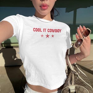 クール・イット カウボーイ ベビーTシャツ、カントリーガール Y2K クロップトップ、カウガール ウエスタンTシャツ、バチェロレット カントリー ベビーTシャツ、ロデオシャツ、カウボーイ ベビーTシャツ
