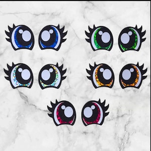 Könnte beinhalten: Eine weiße Keramik-Tasse mit schwarzem Henkel und dem Text "But First, Coffee" in schwarzer, handschriftlicher Schrift. Die Tasse steht auf einer weißen Oberfläche.