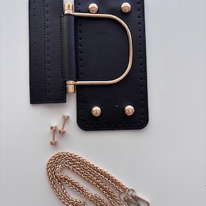 Puede incluir: Base de bolso negra con herrajes dorados, que incluyen un asa en forma de D, remaches y una correa de cadena. El conjunto incluye una pieza rectangular con costuras y dos tornillos dorados. Ideal para proyectos de bolsos DIY.