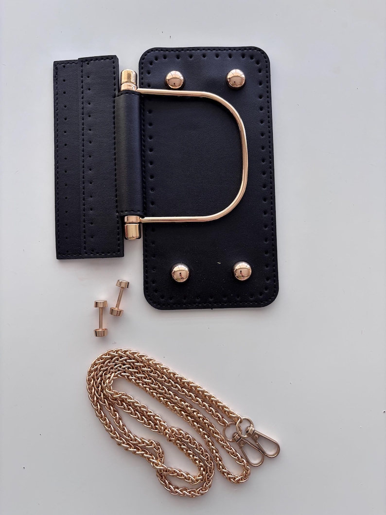 Puede incluir: Base de bolso negra con herrajes dorados, que incluyen un asa en forma de D, remaches y una correa de cadena. El conjunto incluye una pieza rectangular con costuras y dos tornillos dorados. Ideal para proyectos de bolsos DIY.