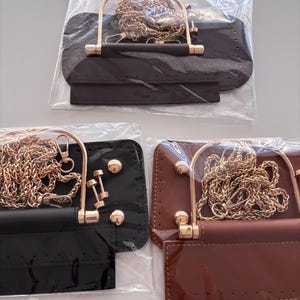 Puede incluir: Tres kits para hacer bolsos en diferentes colores: marr&oacute;n oscuro, negro y marr&oacute;n claro. Cada kit incluye una base, un asa, una correa de cadena y herrajes. Los kits est&aacute;n empaquetados en pl&aacute;stico transparente.