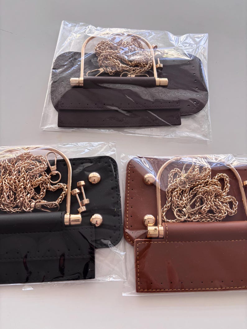 Puede incluir: Tres kits para hacer bolsos en diferentes colores: marr&oacute;n oscuro, negro y marr&oacute;n claro. Cada kit incluye una base, un asa, una correa de cadena y herrajes. Los kits est&aacute;n empaquetados en pl&aacute;stico transparente.