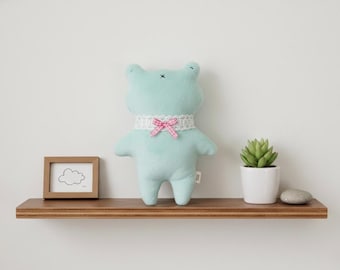 Handmade Mint Frog Plushie – Decorative Soft Toy with Removable Collar & Pink Bow, Stuffed Animal Gift, Nursery Room Decor