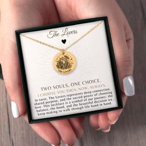 Die Liebhaber-Tarot-Halskette, personalisierter Skelett-Paar-Anhänger, gravierter Gold-Tarot-Schmuck, romantisches Jubiläumsgeschenk, individuelle Gravur
